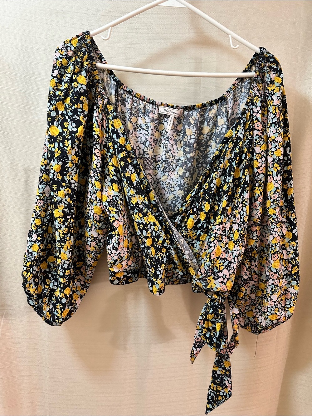 BCBGeneration BOGO Floral Crop Top Women’s Medium Puff Sleeve Blouse ⚫️